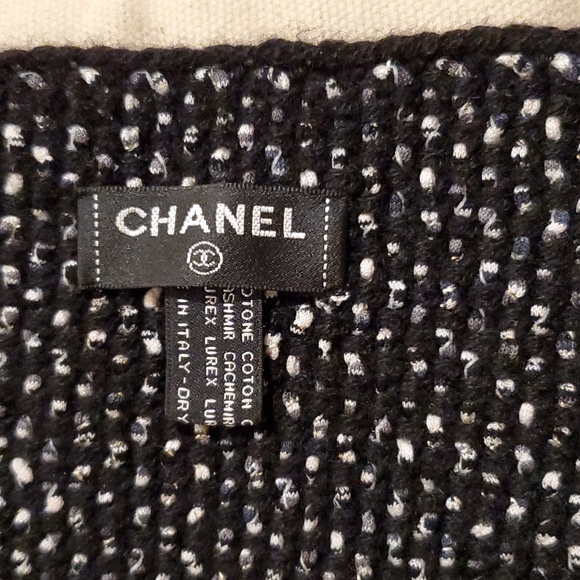 CHANEL XL Scarve - Picture 6 of 7